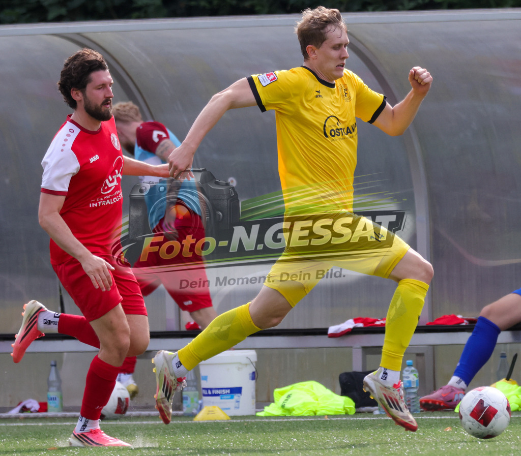 FC RW Kirchlengern - SuS Bad Westernkotten | Auf dem Bild zu sehen: Rot FC RW Kirchlengern: Daniel Urban ; gelb SuS Bad Westernkotten: Erik Göppert FC RW Kirchlengern, SuS Bad Westernkotten, Saison 26/27, Westfalenliga, Kirchlengern, Deutschland - Realisiert mit Pictrs.com