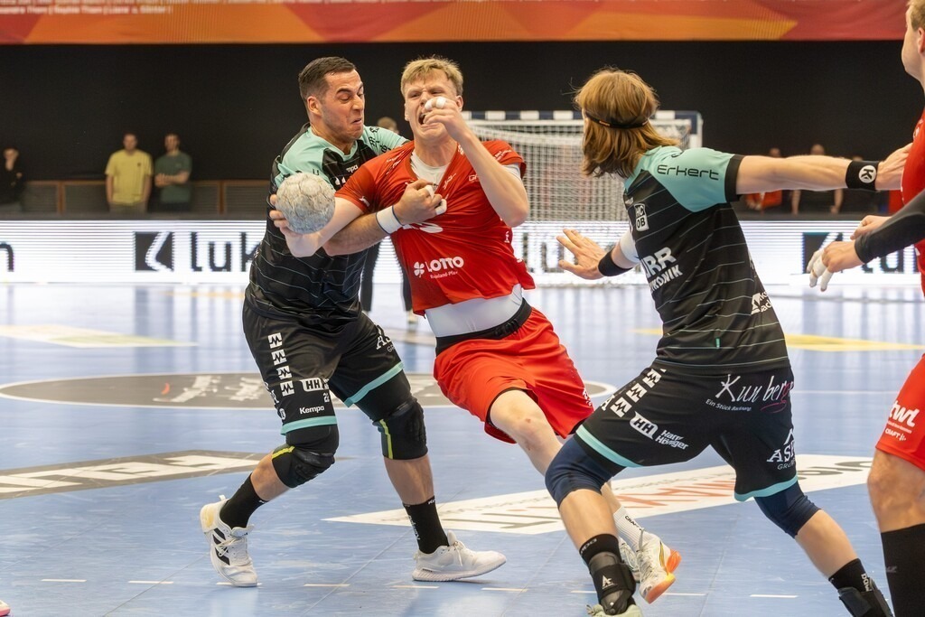 2. HBL (Handball-Bundesliga), Saison 2025/26, 16. Spieltag: Eulen Ludwigshafen gegen HC Oppenweiler/Backnang | 2. HBL (Handball-Bundesliga), Saison 2025/26, 16. Spieltag: Eulen Ludwigshafen gegen HC Oppenweiler/Backnang***Bild: Foul an Friedrich Schmitt (29, Ludwigshafen) - Realisiert mit Pictrs.com
