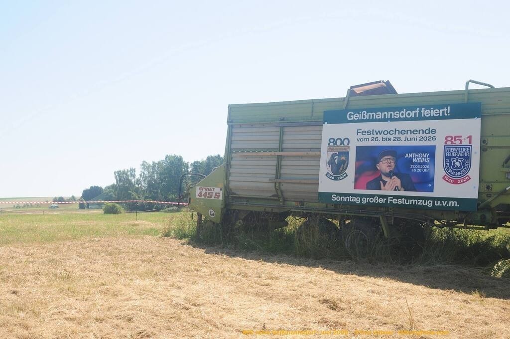 Geißmannsdorf-2026-Ortsbilder-179 | Geißmannsdorf bei Bischofswerda im Sommer 2026. Ein fotografischer Streifzug durch das Dorf Geißmannsdorf, mit Gebäuden, Straßen, Strohpuppen und geschmückten Vorgärten und Grundstücken anlässlich der 800-Jahr-Feier von Geißmannsdorf im Juni 2026 - Realisiert mit Pictrs.com