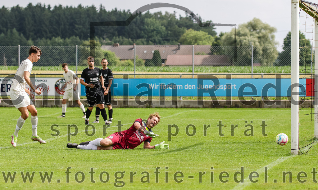 2023-07-02_031_SV_Walpertskirchen_gegen_FC_Herzogstadt | Walpertskirchen, Deutschland, 02.07.2023:
Fußball, Kreisliga 2023 / 2024, Testspiel, SV Walpertskirchen gegen FC Herzogstadt, Endergebnis: 

Das 1:0 durch Julian Jaros (SV Walpertskirchen, #17)
Julian Jaros (SV Walpertskirchen, #17), Torwart Florian Leininger (FC Herzogstadt, #22)

Foto: Christian Riedel / fotografie-riedel.net