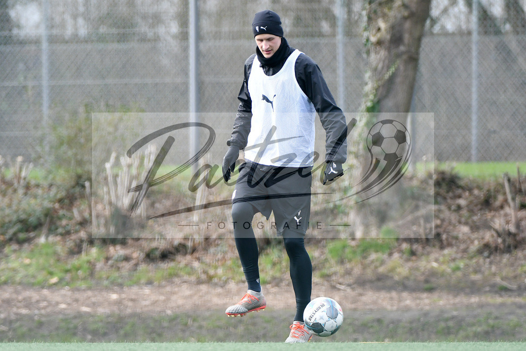 20200302_TRAOSN_0063 | Fussball, Herren: Lukas Gugganig (VfL Osnabrueck) in Aktion, am Ball, Einzelaktion waehrend der Trainingseinheit des VfL Osnabrueck im Sportpark Illoshoehe am 02.03.2020 in Osnabrueck, Deutschland. - Realisiert mit Pictrs.com