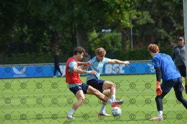 RGE_0088 | Hertha BSC, 2.Bundesliga, Herren, Fußball, Training auf dem Schenckendorffplatz, Dienstag 18.08. 2026, Saison 2026/27,  im Bild von li. Linus Gechter ( Hertha BSC ), Niklas Hildebrandt ( Hertha BSC ),  Fotograf: Ralf Gebhardt - Realisiert mit Pictrs.com