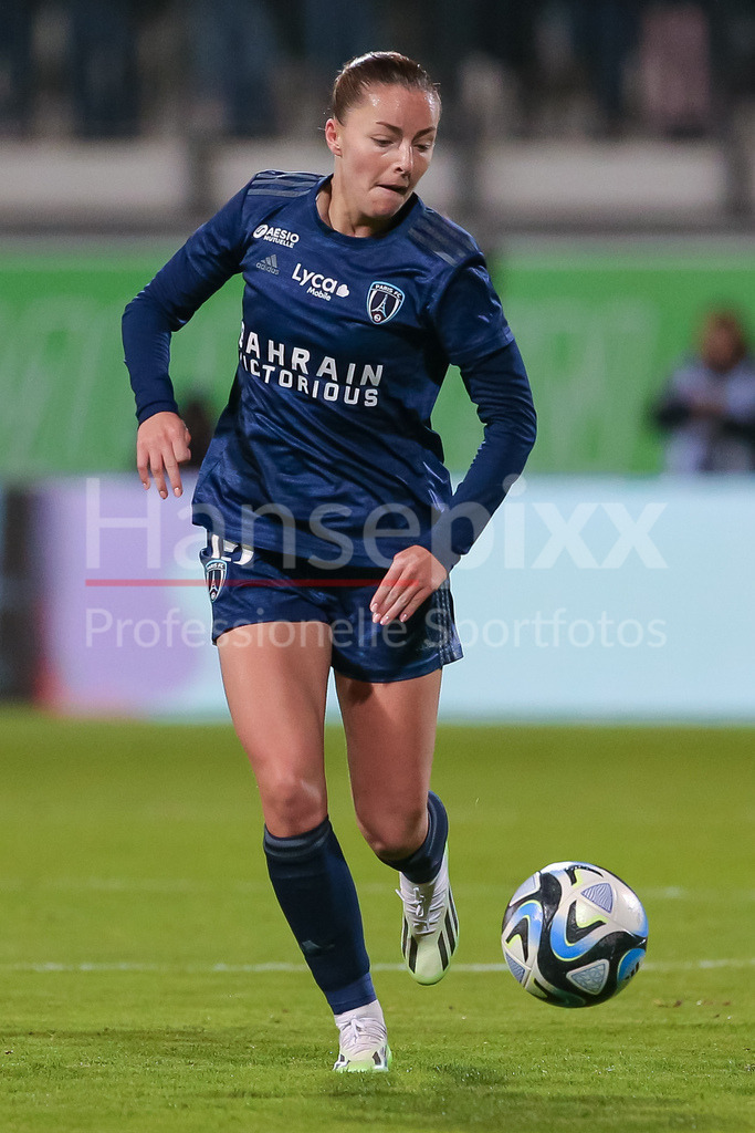 Fussball, UEFA Womens Champions League, VfL Wolfsburg - Paris FC | v.li.: Margaux Le Mouel (Paris FC, 15) am Ball, Freisteller, Einzelbild, Ganzkörper, Aktion, Action, Spielszene