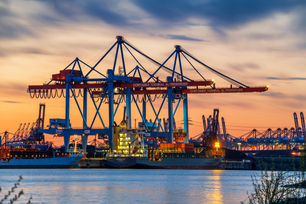 10230904 - Abendrot in Altenwerder | Blick auf das Containerterminal Altenwerder im Hamburger Hafen bei Abendrot.