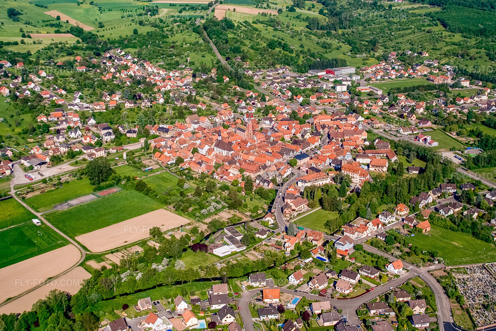 Aerial view: Historic village center from the southeast in Wœrth in the state Bas-Rhin, France.Photo: IMG_10823.jpg taken on 05/12/2008 by Werner Riehm/FLY-FOTO.comResolution of the original: 3456 x 2304 px