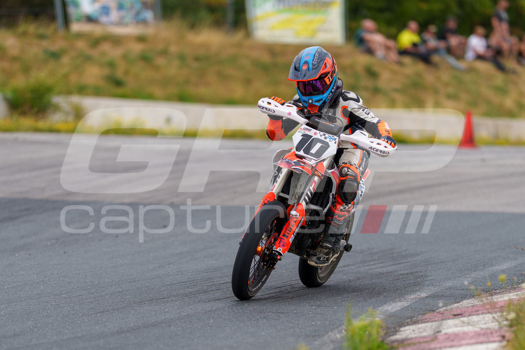 SuperMoto_Staatsmeisterschaft_Fuglau-943 | GRIPcapture steht für authentische Sportfotografie in Österreich – für Momente, die mehr sind als Geschwindigkeit oder Ergebnis. Es geht um Emotion, Spannung, Fokus und den Augenblick, der oft nur einen Wimpernschlag dauert.Ob Motorsport, Teamsport oder 