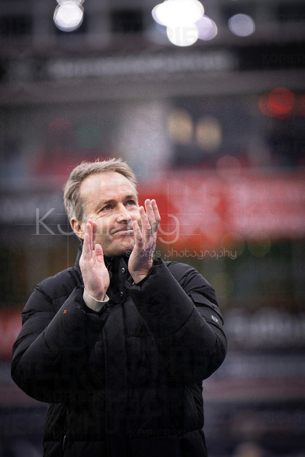 Bayer 04 Leverkusen vs. FC St. Pauli, 14.02.2026 | LEVERKUSEN, GERMANY - FEBRUARY 14:  Kasper Hjulmand (Head Coach Bayer 04 Leverkusen) applauses to the fans before the Bundesliga match (gameday 22)  between Bayer 04 Leverkusen vs. FC St. Pauli at BayArena on February 14, 2026 in Leverkusen, Germany. (Photo by Axel Kohring/Beautiful Sports Int.)DFL REGULATIONS PROHIBIT ANY USE OF PHOTOGRAPHS AS IMAGE SEQUENCES AND/OR QUASI-VIDEO.