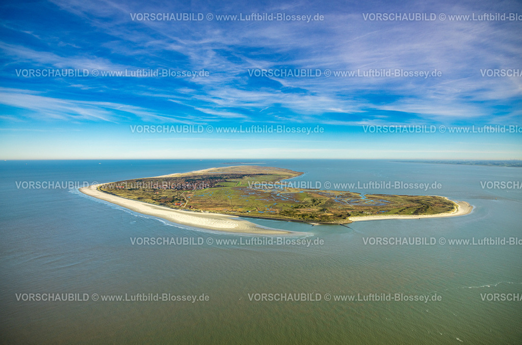 Wittmund251105682Spiekeroog | Luftbild, Gesamtansicht Ostfriesische Insel Spiekeroog, Westergroen Gebiet und Hafen mit Fähranleger, Fernsicht und blauer Himmel mit Horizont, Spiekeroog, Norddeutschland, Ostfriesland, Niedersachsen, Deutschland