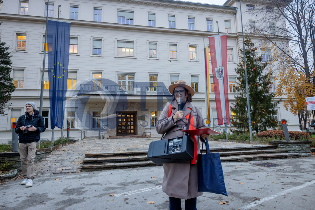 RR5M6710 | 29.NOV.24-Protestmarsch gegen Gewalt-Copyright: Katholische Kirche Kärnten/Denk Dich Neu/Trainproduction/Matthias Trinkl
