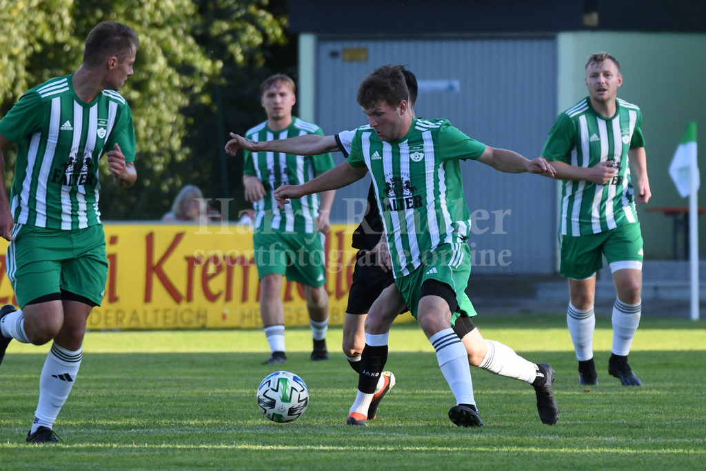 SpVgg Niederalteich : SpVgg GW Deggendorf | Florian Nickl (SpVgg Niederalteich)  Neuzugang SV Schöfweg Torschütze zum 1:0 Siegtreffer - Realisiert mit Pictrs.com