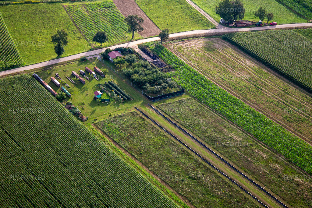 Vue aérienne: Espace jardin à Aschbach dans le département Bas Rhin, France. Photo: IMG_137716.jpg prise le 12/08/2023 par Werner Riehm/FLY-FOTO.eu – Résolution de l'original: 5472 x 3648 px