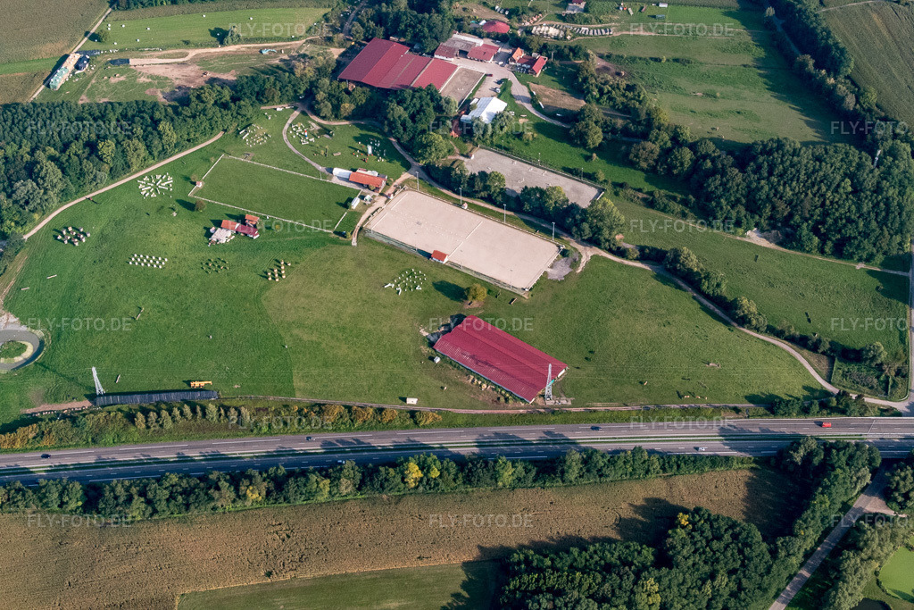 Luftbild: Haras De La Née in Mothern im Bundesland Bas-Rhin in Frankreich.Foto: P1000848.jpg vom 15.09.2014 durch Werner Riehm/FLY-FOTO.deAuflösung des Originals: 5472 x 3648 pxHaras de la Nee équitation chevaux concours