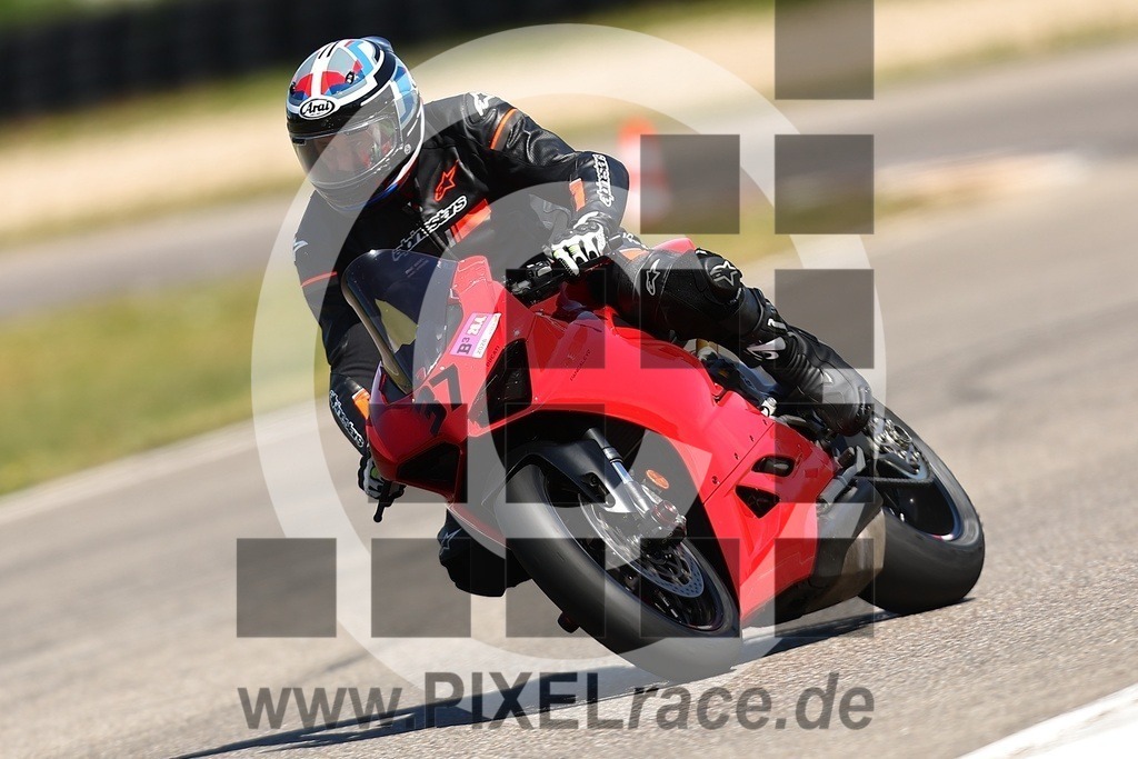 0037-20260426_02361 | Schöne Erinnerungen an spannende Momente - das festzuhalten ist unser Job. PIXELrace.de ist seit 2003 auf den Rennstrecken Europas unterwegs um die Action draußen beim Fahren und die wunderbare Stimmung imm Fahrerlager für euch einzufangen.