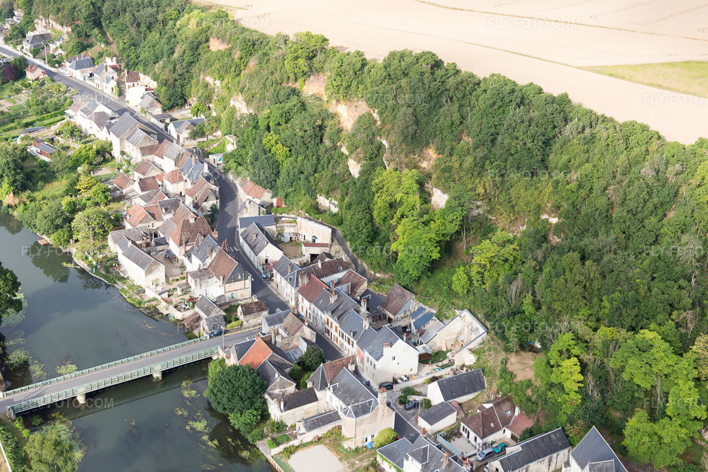 Aerial view: View of the town in Saint-Rimay in the state Loir et Cher, France. – Photo: IMG_101130.jpg taken on 06/24/2017 by Werner Riehm/FLY-FOTO.com – Resolution of the original: 5472 x 3648 px