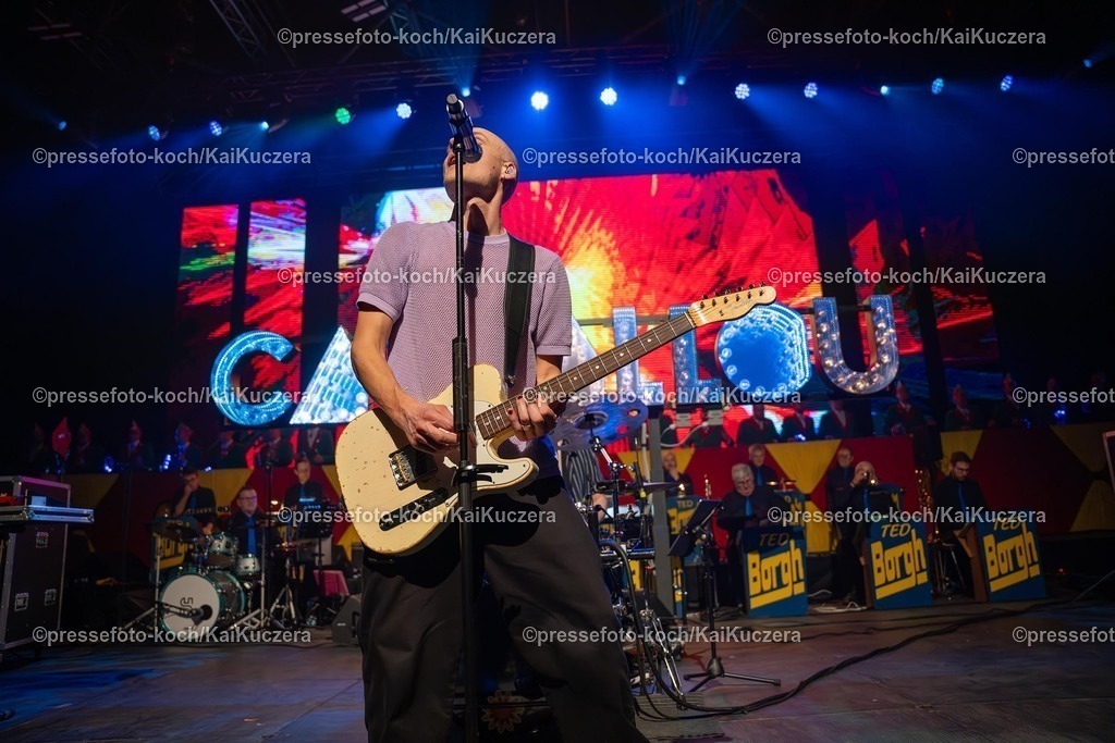 KKU25012501143 | 25.01.2025, xkkux, Düsseldorf, Karnevalsveranstaltung - Die Lachende in der Mitsubishi Electric HALLE. Die Band Cat Ballou performt bei ihrem Auftritt. Im Bild Sänger Frontman Oliver Niesen
