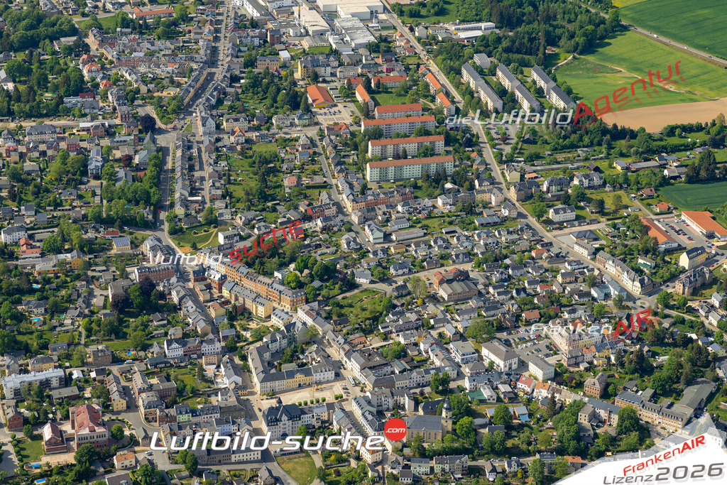 Das Luftbild der Stadt Treuen wurde 2022 vom Flugzeug heraus erstellt (keine Drohnen-Aufnahmen) Aufnahmehöhe ca.450 Meter- hohe Bildauflösung und Druck-Qualität. Garantiert!