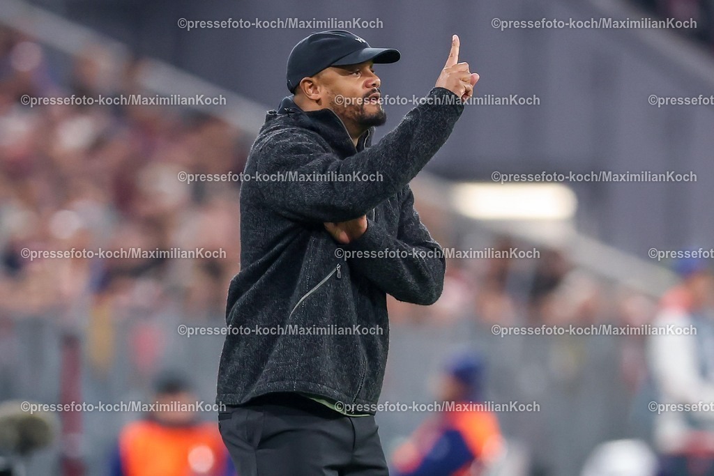 UCL22102501091 | 22.10.2025, Fußball, UEFA Champions League, FC Bayern München - Club Brügge, Allianz Arena, Saison 2025 2026: Cheftrainer Vincent Kompany (FC Bayern Muenchen #hc) gestikulierend am Spielfeldrand Regulations prohibit any use of photographs as image sequences and or quasi-video.