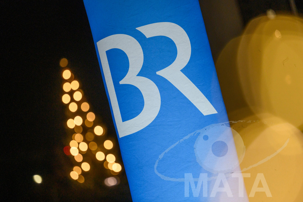 _DWI5920 | BR Symbol und belichtete Tannenbaum  bei '30 Jahre Sternstunden-Gala 2023' in der Frankenhalle. Nürnberg, 15.12.2023 - Realisiert mit Pictrs.com