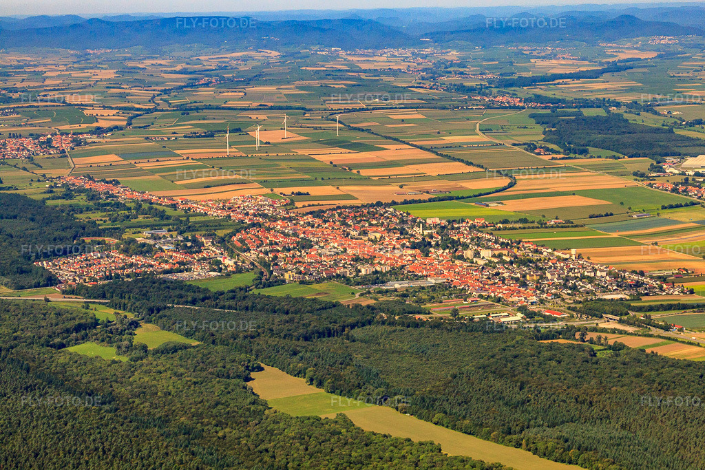 Luftbild: Stadtansicht von Südosten in Kandel im Bundesland Rheinland-Pfalz in Deutschland. Foto: IMG_32190.jpg vom 20.08.2010 durch Werner Riehm/FLY-FOTO.de