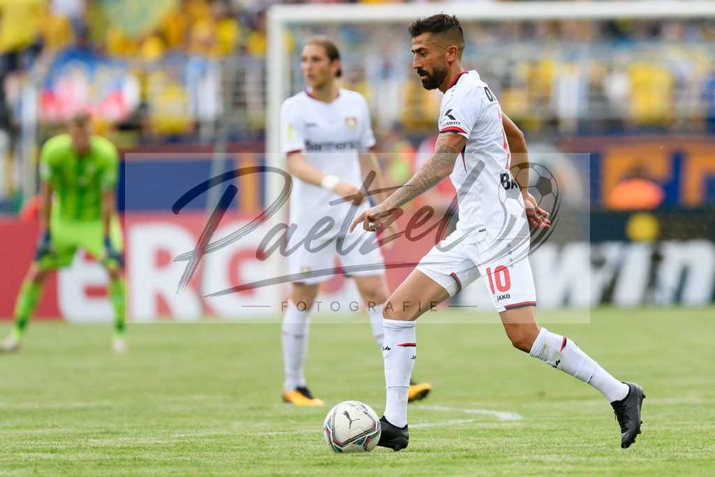 LLELEV20210807_165 | Fussball, Herren: Kerem Demirbay (Bayer 04 Leverkusen) in Aktion, am Ball, Einzelaktion beim Spiel der 1. Runde im DFB-Pokal zwischen 1. FC Lokomotive Leipzig und Bayer 04 Leverkusen im Bruno-Plache-Stadion am 07.08.2021 in Leipzig, Deutschland.DFB / DFL REGULATIONS PROHIBIT ANY USE OF PHOTOGRAPHS AS IMAGE SEQUENCES AND/OR QUASI-VIDEO. - Realisiert mit Pictrs.com