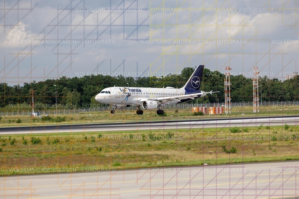 2025804-160936_FRA_25 R_R3B_5827 | Am Flughafen Frankfurt am Main treffen Dynamik und Präzision aufeinander: Startende und landende Flugzeuge verschiedenster Airlines, festgehalten in Farbe und Schwarz-Weiß. Von kraftvollen Silhouetten bis zur majestätischen Erscheinung der Königin der Lüfte – zeitlose Momente moderner Luftfahrt. - Realisiert mit Pictrs.com