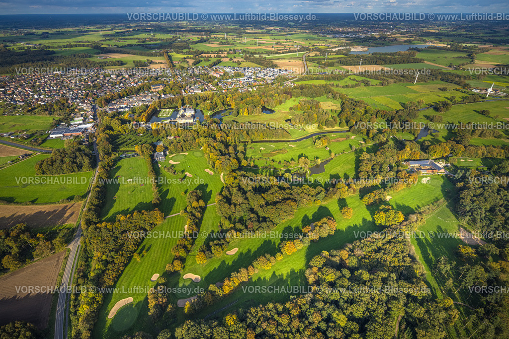 Isselburg241010240 | Luftbild, Golfclub Wasserburg Anholt e.V., Golfwiese mit Golf-Bunker, Schloss Wasserburg Anholt mit Schlosspark und Barockgarten, Ortsansicht Anholt, Isselburg, Niederrhein, Nordrhein-Westfalen, Deutschland