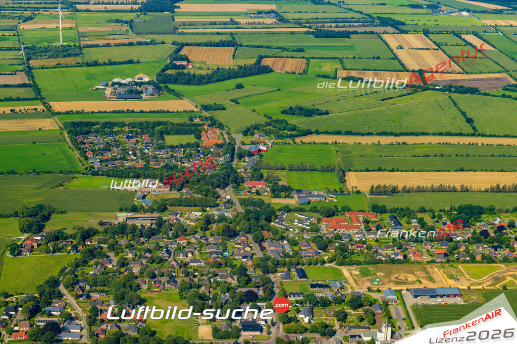 Neue Luftbildaufnahme der Stadt Ladelund - Das Luftbild wurde 2025 vom UL-Flugzeug heraus erstellt ( keine Drohnenaufnahme ) - Hochauflösende Luftaufnahme - für Wandbilder und großformatige Ausdrucke geeignet. Das besondere Geschenk!Hier alle&nbsp;Infos zur Lizenzierung der LuftaufnahmeWir fliegen auch dieses Jahr wieder in Ihre Region um Luftbilder zu erstellen.- Luftbild anfragen