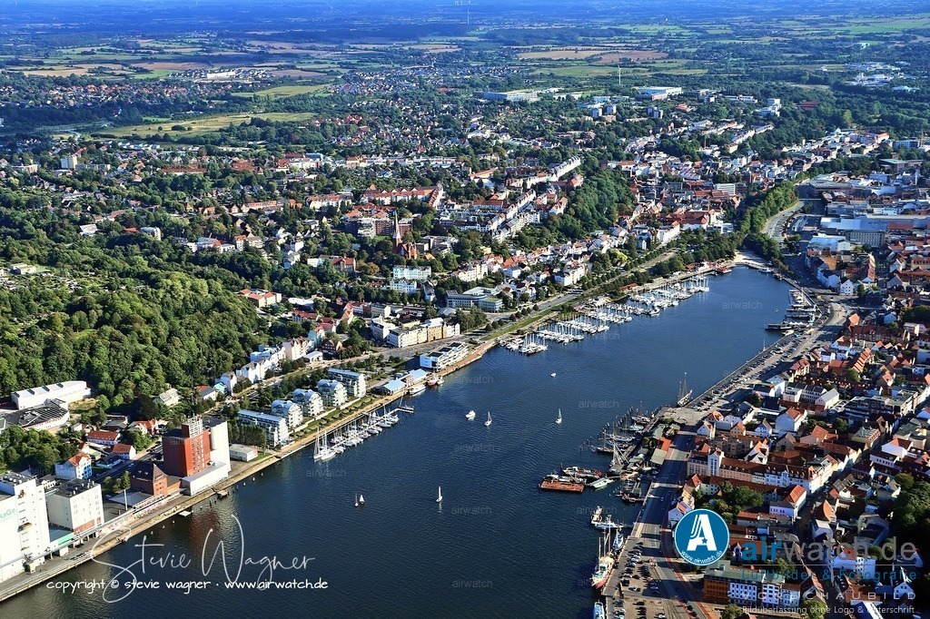 Luftbild Flensburg - Der Ballastkai in Flensburg-Fruerlund liegt unmittelbar an der Wasserkante des Flensburger Hafens | Der Ballastkai in Flensburg-Fruerlund liegt unmittelbar an der Wasserkante des Flensburger Hafens und ist Teil eines historischen Silokomplexes, der zu den Kulturdenkmalen der Stadt gehört. Der ursprüngliche, dreißig Meter hohe Getreidespeicher wurde 1936 nach Plänen des Berliner Oberingenieurs Max Schulz errichtet und im Heimatschutzstil mit roter Klinkerverblendung gestaltet.
