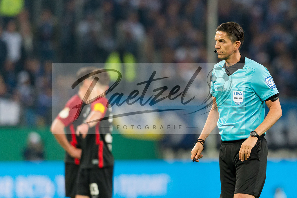 HSVSCF20220419_219 | Fussball, Herren: Referee Deniz Aytekin schaut beim DFB-Pokal-Halbfinalspiel zwischen Hamburger SV und SC Freiburg im Volksparkstadion am 19.04.2022 in Hamburg, Deutschland.DFB / DFL REGULATIONS PROHIBIT ANY USE OF PHOTOGRAPHS AS IMAGE SEQUENCES AND/OR QUASI-VIDEO. - Realisiert mit Pictrs.com