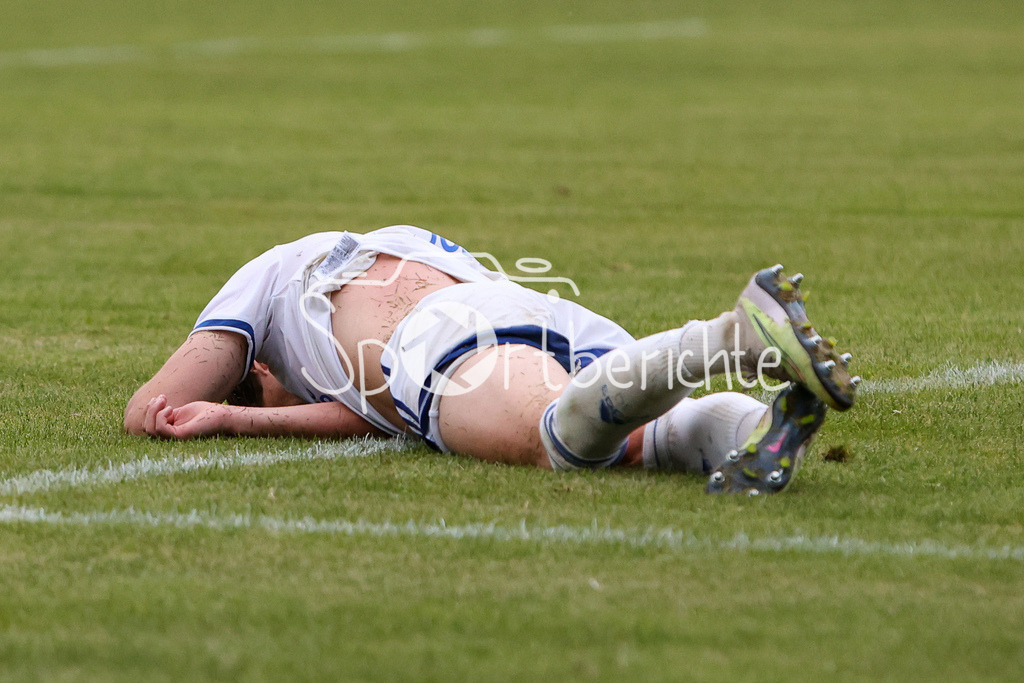 FC Pipinsried - FC Deisenhofen | ein enttaeuschter Bjoern JOST (FCD #8) am Boden