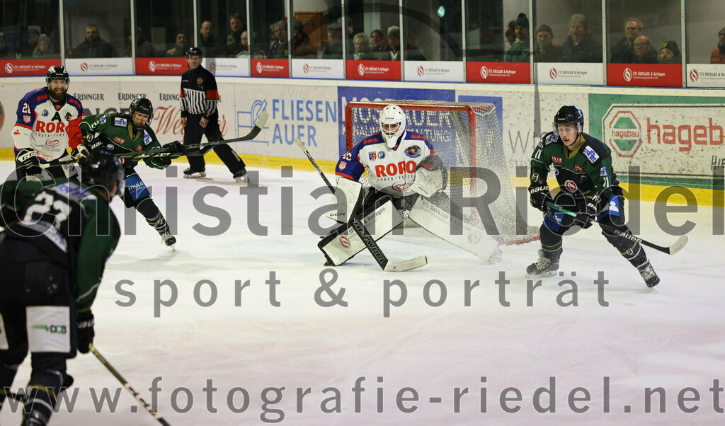 2023-01-22_099_Eishockey_TSV_Erding_gegen_ESC_Dorfen | Erding, Deutschland, 22.01.2023:
Eishockey, Bayernliga 2022 / 2023, 29. Spieltag, TSV Erding gegen ESC Dorfen, Endergebnis: 6:2

Mark Waldhausen (Erding Gladiators, #27), Torwart Maximilian Englbrecht (ESC Dorfen, #45), Sebastian Busch (Erding Gladiators, #11)

Foto: Christian Riedel / fotografie-riedel.net