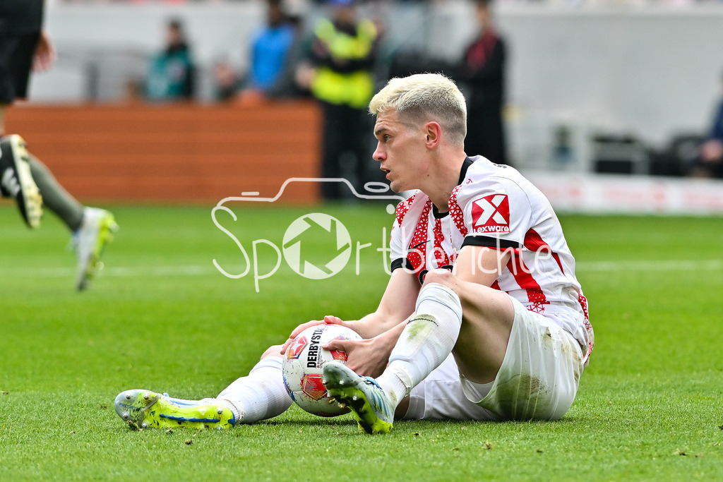 SC Freiburg - FC Bayern München | FREIBURG, GERMANY - 04. APRIL: im Bild Matthias GINTER (SC Freiburg 28) mit Ball am Boden / Einzelfoto / Freisteller während dem Bundesligamatch zwischen dem SC Freiburg und dem FC Bayern München am 28. Spieltag im Europa-Park Stadion / DFL REGULATIONS PROHIBIT ANY USE OF PHOTOGRAPHS AS IMAGE SEQUENCES AND/OR QUASI-VIDEO