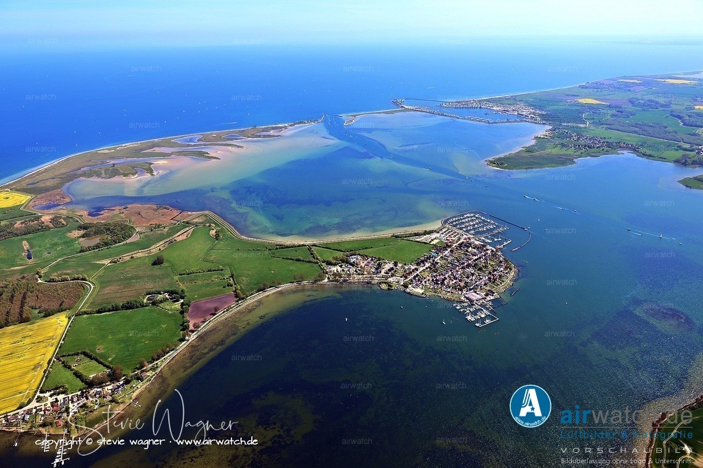  Luftbild OstseeResort Olpenitz - Exklusive Ferienhäuser an der Ostseeküste | Blickrichtung Maasholm - Maasholm ist eine Gemeinde im Kreis Schleswig-Flensburg in Schleswig-Holstein, Deutschland. Die Gemeinde liegt an der Mündung der Schlei in die Ostsee und ist Teil des Amtes Geltinger Bucht. Mit einer Fläche von 8,42 km² und einer Einwohnerzahl von 604 (Stand: 31. Dezember 2024) ist Maasholm ein kleiner, idyllischer Ort mit rund 72 Einwohnern pro km²