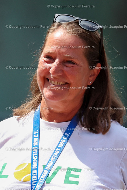 2024.07.20TennisFinaleDa_1908 Kopie | Darmstadt am 21. Juli 2024 xJFAx  48. Internationalen Damen-Tennisturnier des TCB 2000 Darmstadt Finale Angela FITA BOLUDA (ESP) vs Victoria MBOKO (CAN) Bild: v. li. Sandra Russo (Presse Tennis International) - Realisiert mit Pictrs.com