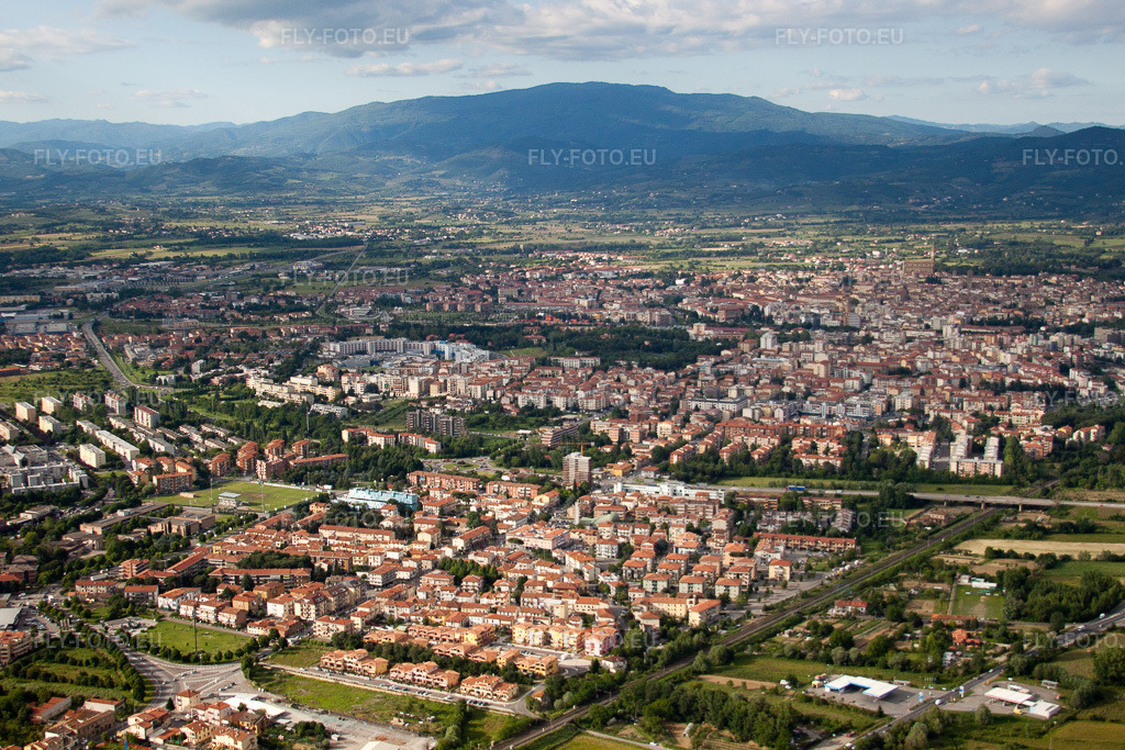 Vue aérienne: Vue de la ville à Vignale dans le département Toscane, Italie. Photo: IMG_28682.jpg prise le 04/06/2010 par Werner Riehm/FLY-FOTO.eu – Résolution de l'original: 4385 x 2923 px