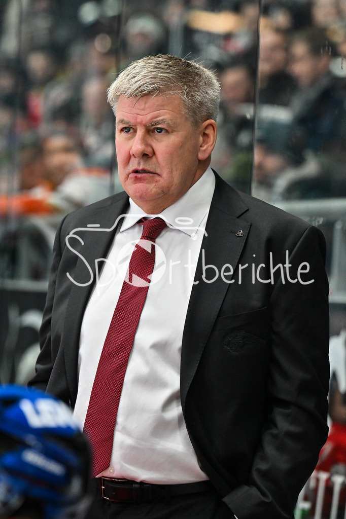 Augsburger Panther - Nürnberg Ice Tigers | AUGSBURG, GERMANY - 28. NOVEMBER: im Bild Bill PETERS Trainer Augsburger Panther / Einzelfoto / Freisteller beim Ligaspiel zwischen den Augsburger Panthern und den Nürnberg Ice Tigers am 23. Spieltag der Penny DEL im Curt Frenzel Stadion