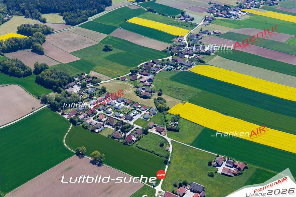 Die Luftaufnahme langenkreith - Hemau wurde 2021 mittels Flugzeug (keine Drohne) erstellt. Hohe Auflösung -für große Poster und Wandbilder geeignet!