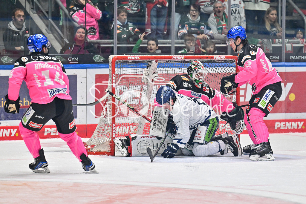 Augsburger Panther - Straubing Tigers | viel Los vor dem tor von Strauss MANN (Augsburger Panther #38) / Travis St. DENIS (Straubing Tigers #74) und Thomas SCHEMITCH (Augsburger Panther #62) / Zweikampf / DEL: Augsburger Panther - Straubing Tigers, Curt Frenzel Stadiom am 20.10.2024