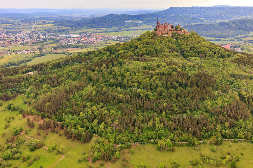 Luftbild: Burg Hohenzollern im Ortsteil Zimmern in Bisingen im Bundesland Baden-Württemberg in Deutschland. Foto: IMG_114660.jpg vom 31.05.2019 durch Werner Riehm/FLY-FOTO.deBurg Hohenzollern
