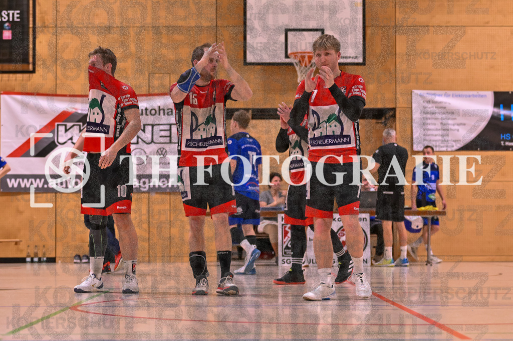 GER, SG Maulburg/Steinen - SG Walkirch/Denzlingen, Handball, Landesliga, 25. Spieltag, Saison 2023/2024, 27.04.2024 | Mika Buelow (SG Maulburg/Steinen, #10), Daniel Winkelbeiner (SG Maulburg/Steinen, #15), Jonas Wandele (SG Maulburg/Steinen, #07)

GER, SG Maulburg/Steinen - SG Walkirch/Denzlingen, Handball, Landesliga, 25. Spieltag, Saison 2023/2024, 27.04.2024

Foto: TH Fotografie/Thomas Hess