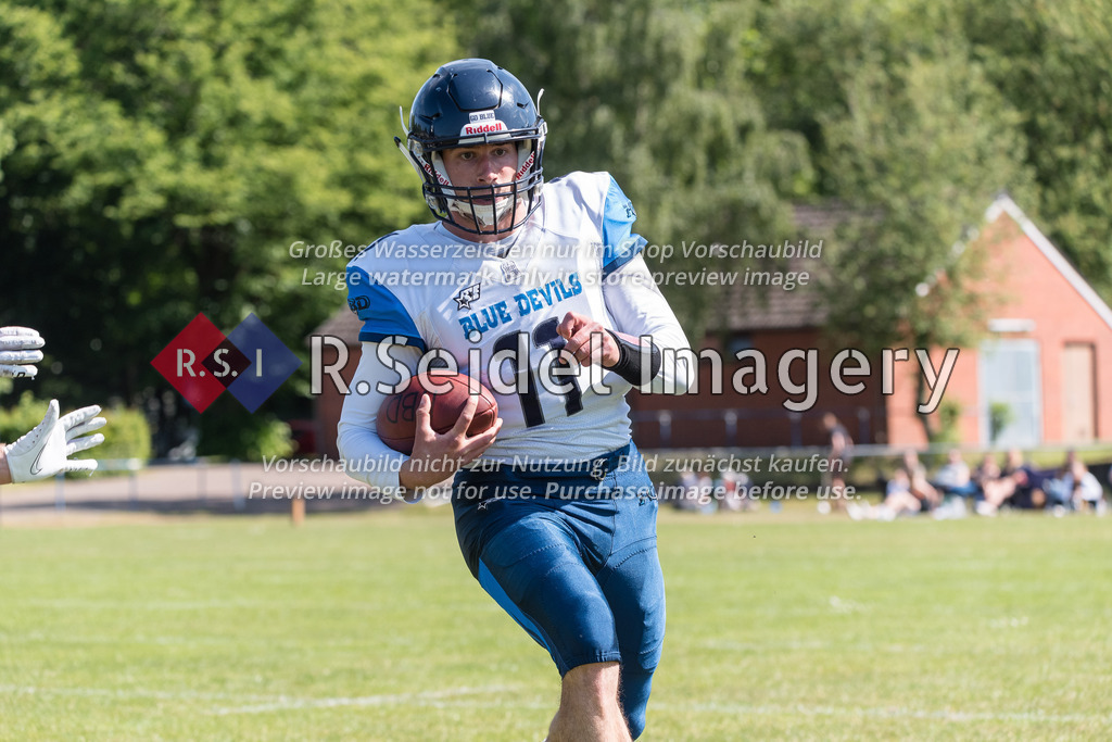 American Football, Saison 2023, Regionalliga Nord, Hamburg Blue Devils - Black Swans, Dr.-Hermann-Schnell-Sportplatz (Hamburg), 03.06.2023, 3. Gameweek | Leif Plagge (#11, Blue Devils, QB)