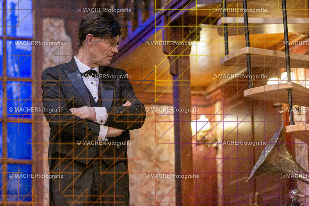 295_MFL-2025 | Portraitbilder von Regisseur; Darsteller; Techniker; Maske; Kostüme; Chor; Musiker; Bilderserie der Generalprobe und der Premierenvorstellung, Szenenbilder; Ausdrucksstudien; Bühnenüberblick; Bühnenkulissen; Pressefotos inkl. Redaktionsfoto Darstellergruppe.