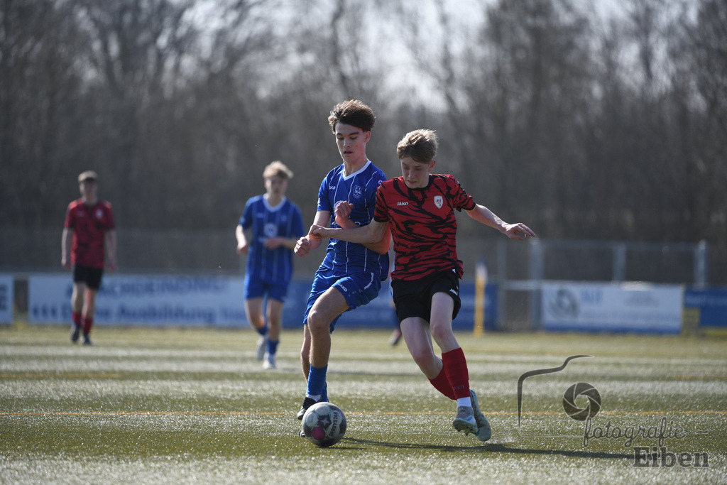 FC Rastede-JFV Leer | Bezirksliga B-Jugend; FC Rastede (blau)-JFV Leer (rot) am 08.03.2025; in Rastede (Sportanlage Köttersweg), Photo: Philip Eiben 2025 - Realisiert mit Pictrs.com