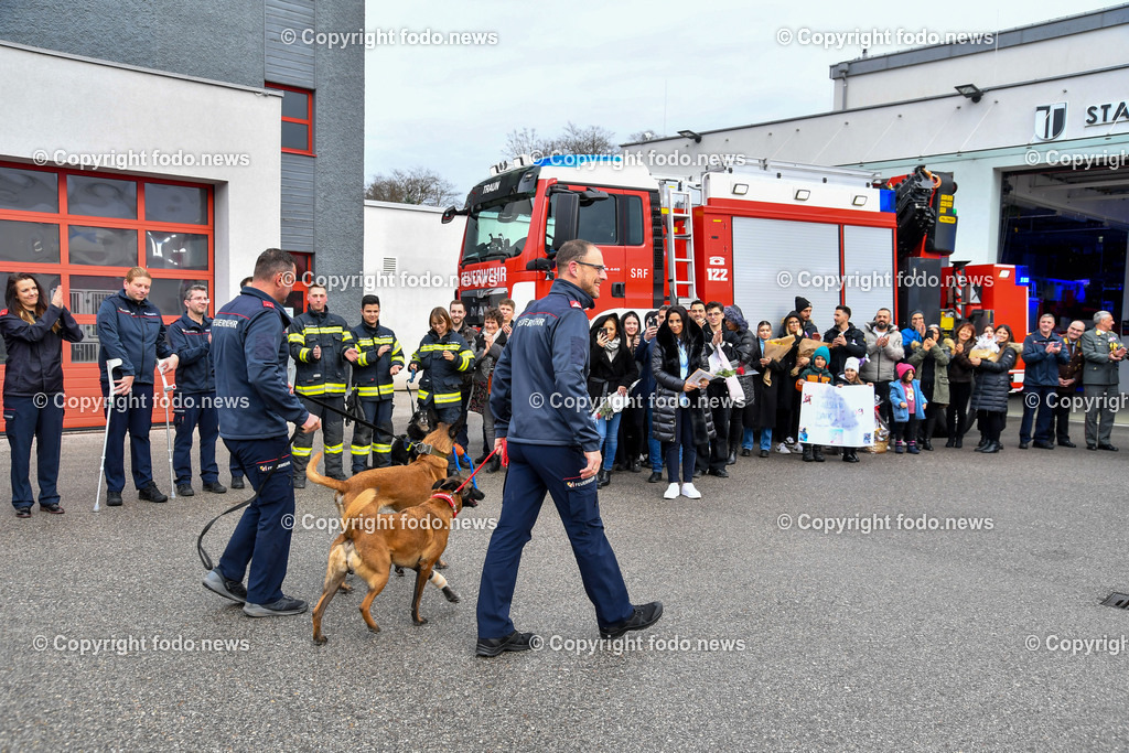 Feuerwehr Traun_ Empfang Rettungshunde Erdbebeneinsatz Türkei_ 17.02.2023-18 | 17.02.2023, Traun, AUT, Feuerwehr Traun, Empfang Rettungshunde Erdbebeneinsatz Tuerkei, im Bild Eintreffen der Rettungshundefuehrer mit den Hunden, Markus Gruber mit Boom und Gerald Schmidberger mit Action werden herzlich empfangen