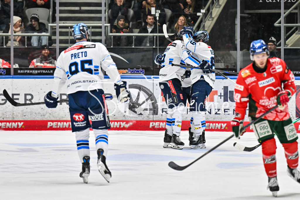 Augsburger Panther - ERC Ingolstadt | AUGSBURG, GERMANY - 12. DECEMBER: Jubel der Schanzer nach dem Ausgleich zum 3-3 durch Sam RUOPP (ERC Ingolstadt 2) / Tor / Torschuetze / Freude / Happy / während dem Match zwischen den Augsburger Panthern und dem ERC Ingolstadt am 27. Spieltag der Penny DEL im Curt Frenzel Stadion