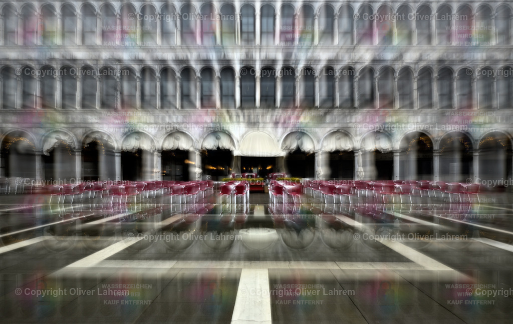 Die Roten Stühle vom Markusplatz | Rote Stühle stehen vor einem Palast auf dem Markusplatz in Venedig und durch einen Zoom Effekt wirken die Ränder diffus und unscharf