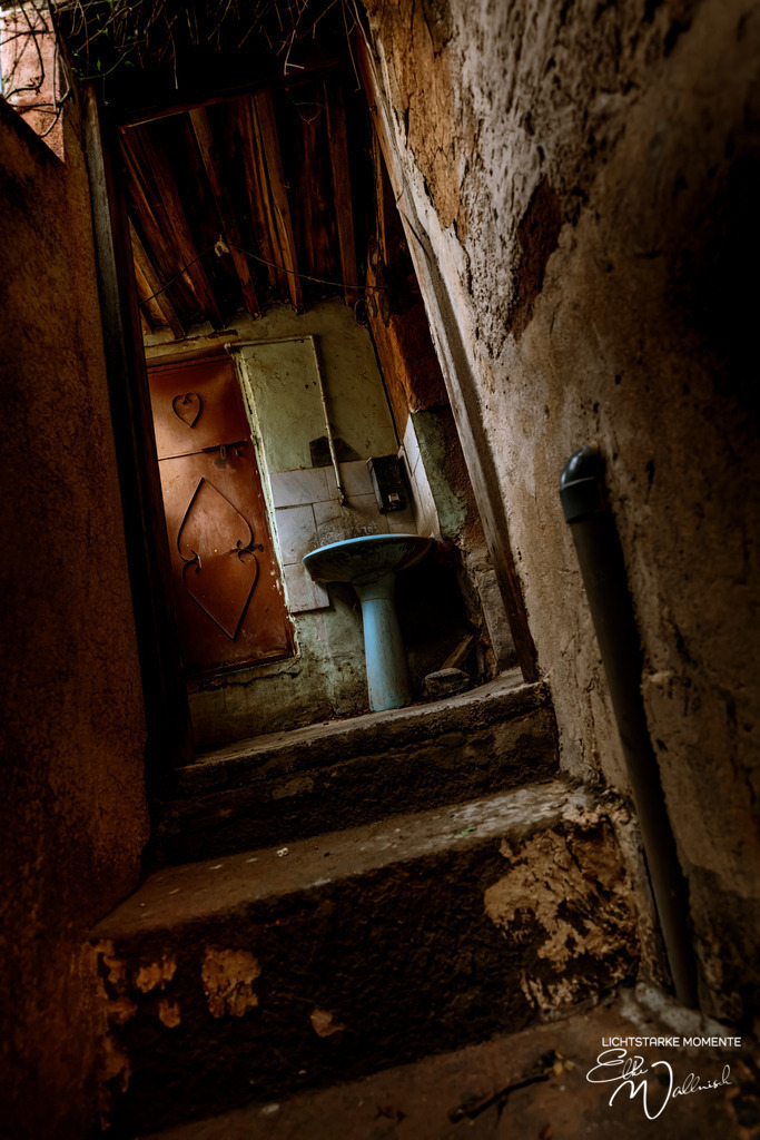 Bergdorf Misfah, Oman | Herzlich willkommen auf meiner Seite! Ich bin Elke Wallnisch, Deine Fotografin für lichtstarke Momente. Der Name steht für alles, was mich mit der Fotografie verbindet: Das Licht und seine machtvolle Wirkung auf eine Situation oder unsere Stimmung - Realisiert mit Pictrs.com