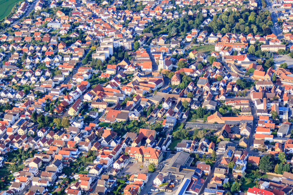 Luftbild: Ortsansicht von Westen in Mutterstadt im Bundesland Rheinland-Pfalz in Deutschland. Foto: IMG_71067.jpg vom 27.08.2014 durch Werner Riehm/FLY-FOTO.deAuflösung des Originals: 4613 x 3075 px