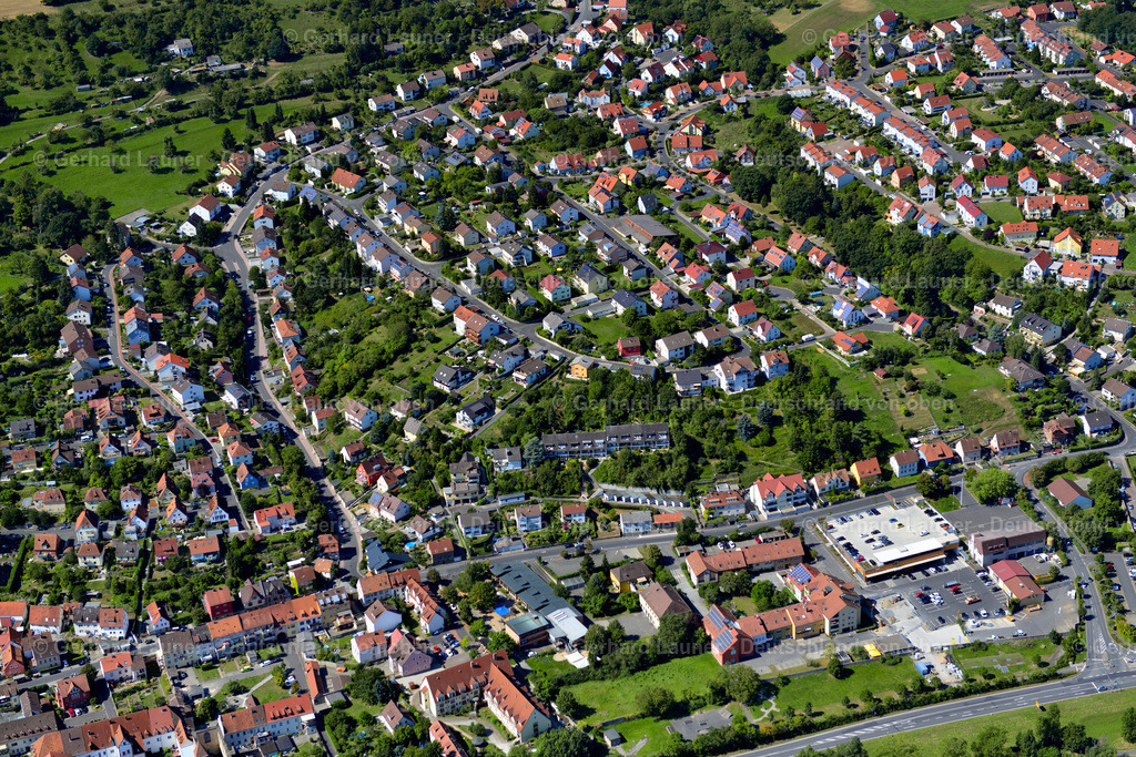 3650036 | ZELL AM MAIN 31.08.2016 Wohngebiet - Mischbebauung der Mehr- und Einfamilienhaussiedlung  in Zell am Main im Bundesland Bayern, Deutschland // Residential area - mixed development of a multi-family housing estate and single-family housing estate  in Zell am Main in the state Bavaria, Germany Foto: Gerhard Launer