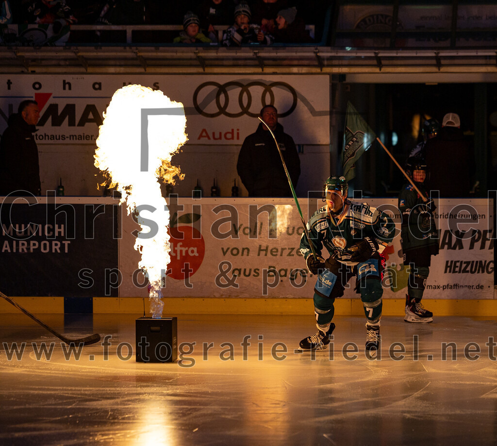 2026-01-09_004_TSV_Erding_gegen_Stuttgart_Rebels | Erding, Deutschland, 09.01.2026:Eishockey, Oberliga Süd 2025 / 2026, 35. Spieltag, TSV Erding gegen Stuttgart Rebels, Endergebnis: Louis Trattner (Erding Gladiators, #7)Foto: Christian Riedel / fotografie-riedel.net